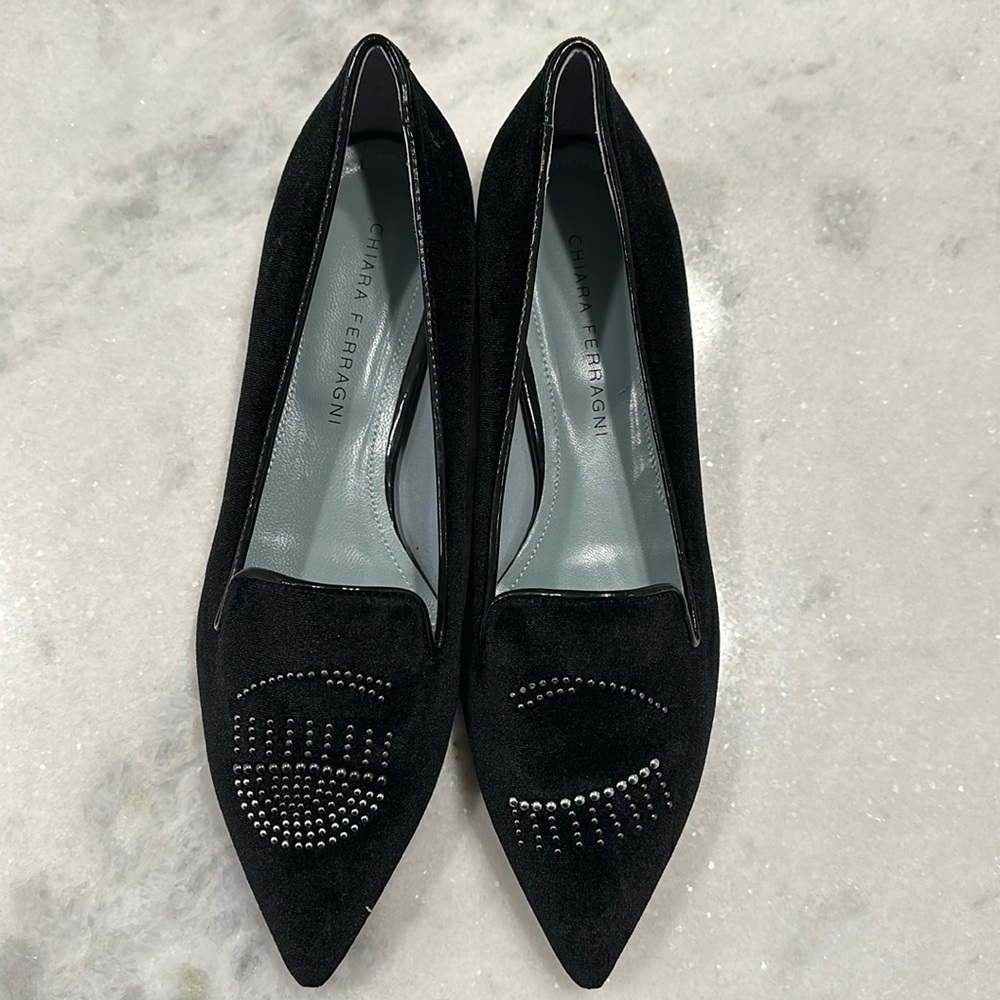 Black flat shoes